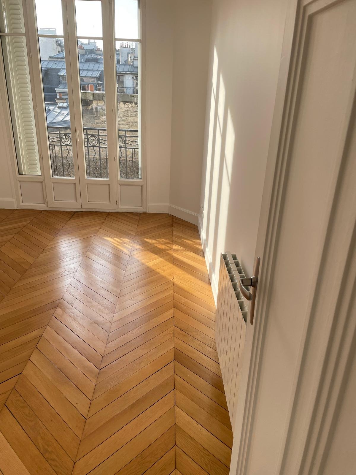 Parquet chevron rénové, chambre haussmannienne Paris