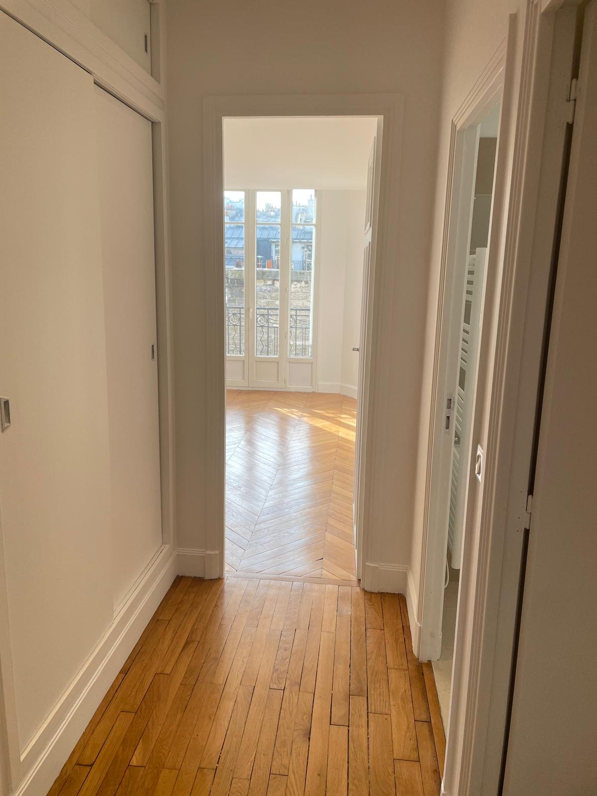 Couloir d'appartement haussmannien rénové — Paris