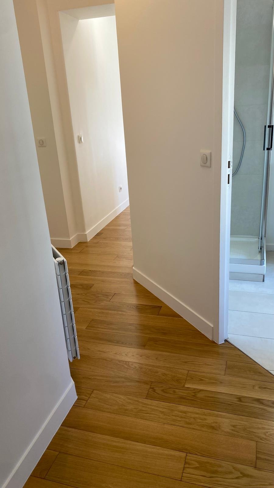 Couloir parquet chêne et salle d'eau, rénovation appartement Paris